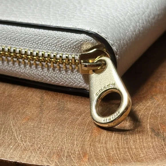 *LIKE NEW* COACH Embossed Horse & Carriage Long Zip-Around Wallet - Picture 4 of 16